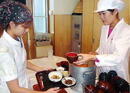 写真：食事の配膳